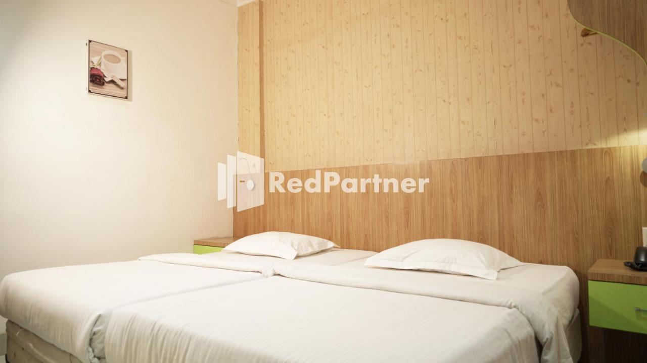 Wisma Sederhana Mitra Reddoorz Medan Exterior photo