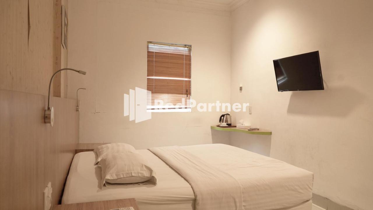 Wisma Sederhana Mitra Reddoorz Medan Exterior photo