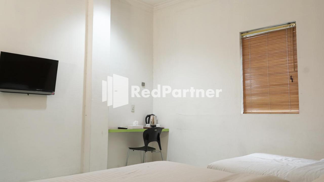 Wisma Sederhana Mitra Reddoorz Medan Exterior photo