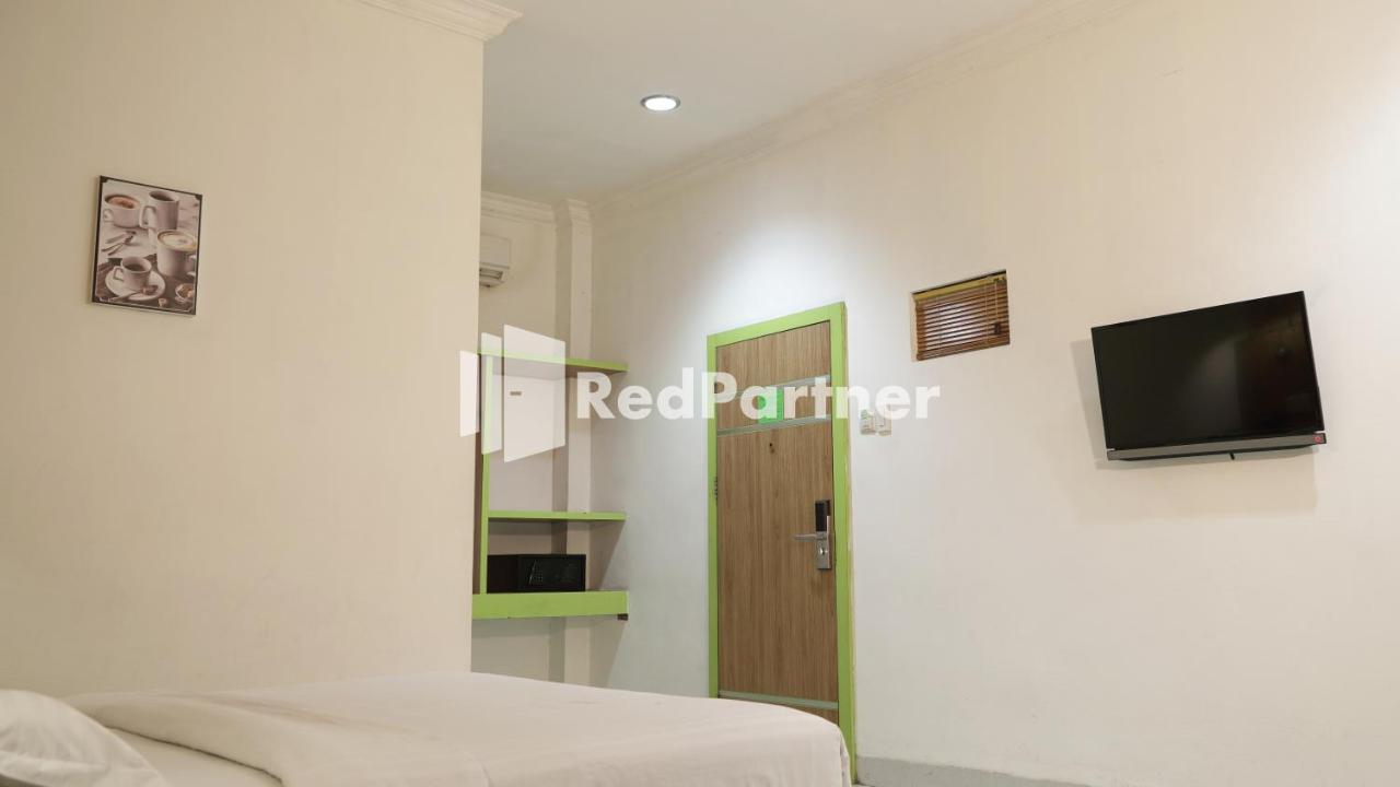 Wisma Sederhana Mitra Reddoorz Medan Exterior photo