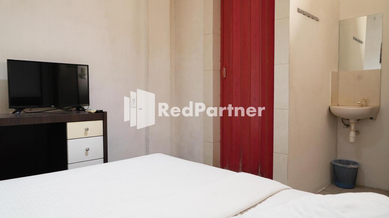 Wisma Sederhana Mitra Reddoorz Medan Exterior photo